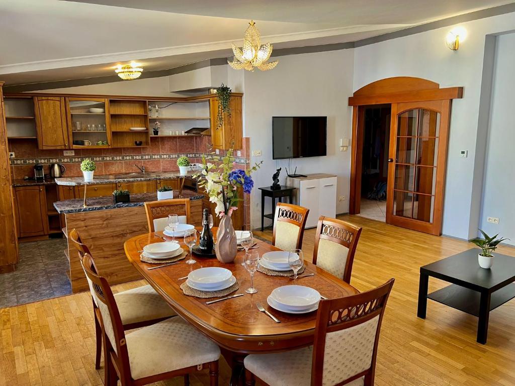 Kuchyňa alebo kuchynka v ubytovaní Comfortable 3 Bedroom apartment in the Heart of Prague