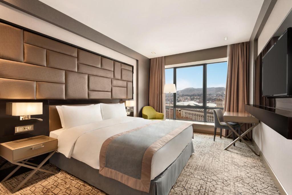 Postel nebo postele na pokoji v ubytování Wyndham Grand Tbilisi