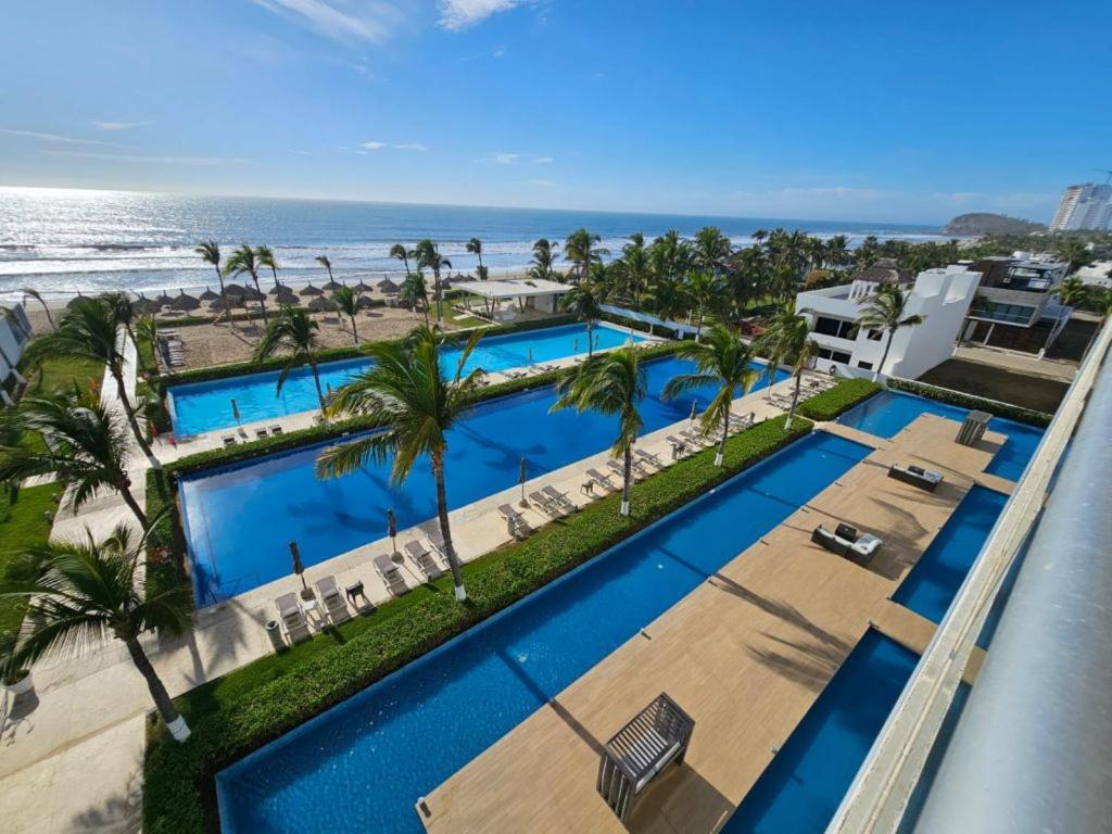 Πισίνα στο ή κοντά στο Oceanview Luxury Condo at Peninsula Mazatlán