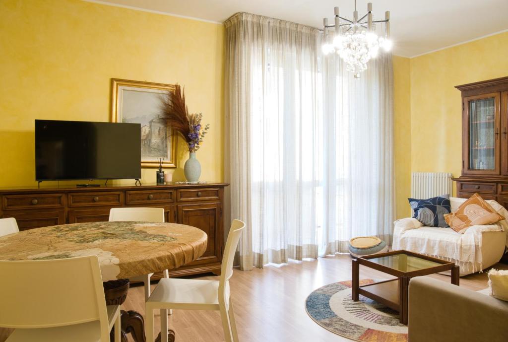 TV a/nebo společenská místnost v ubytování Spacious apartment at Como lake