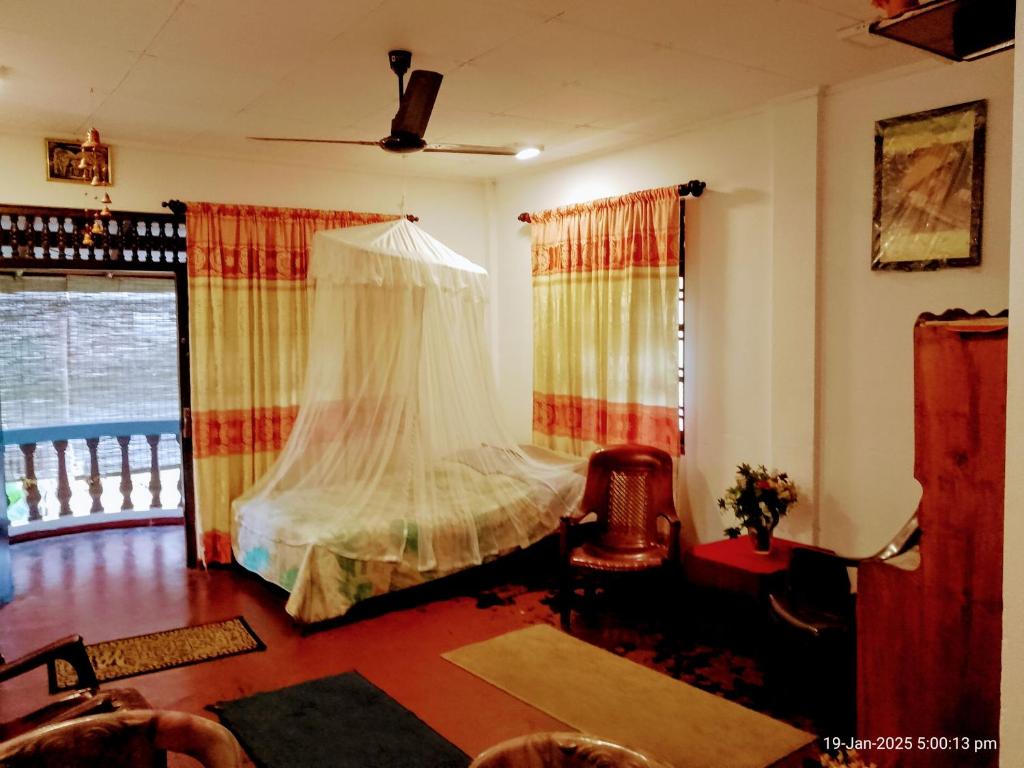 ein Schlafzimmer mit einem Bett mit Moskitonetz in der Unterkunft Ima Apartment in Galle