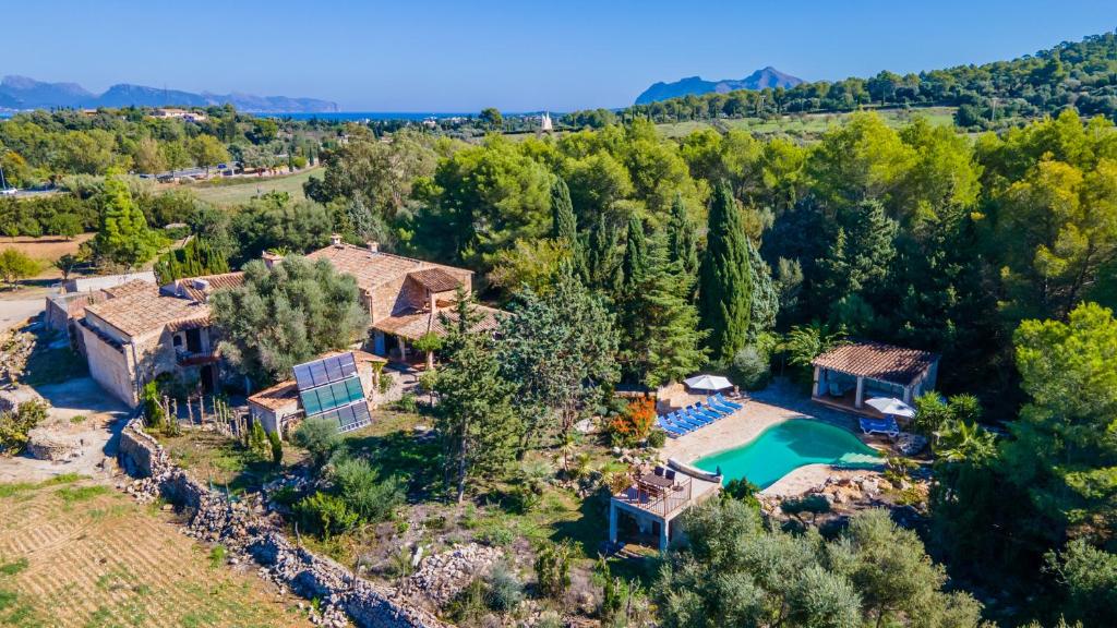 una vista aérea de una casa con piscina y árboles en Ca Na Siona, en Alcudia