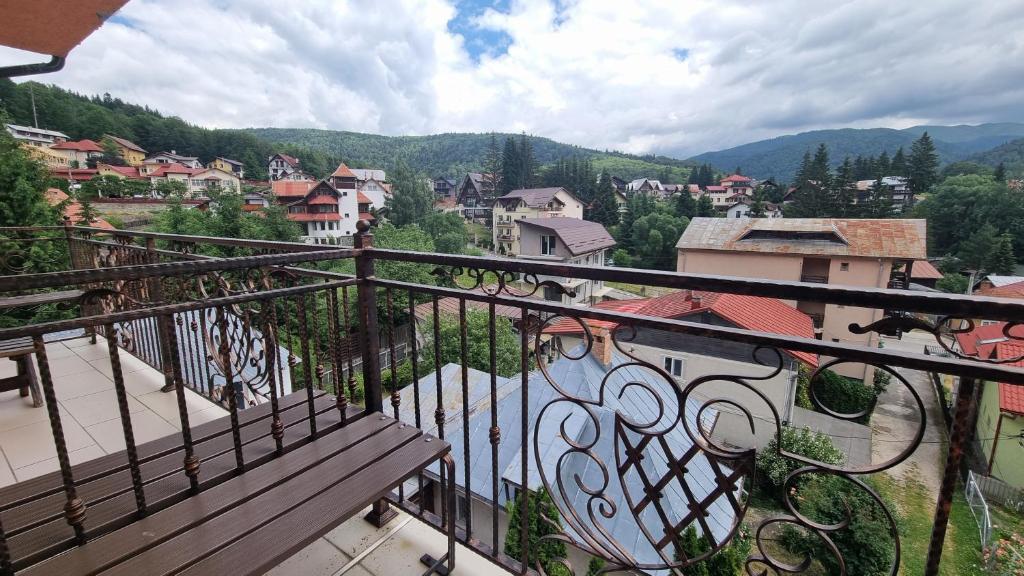 Nespecifikovaný výhled na hory nebo výhled na hory při pohledu z hotelu