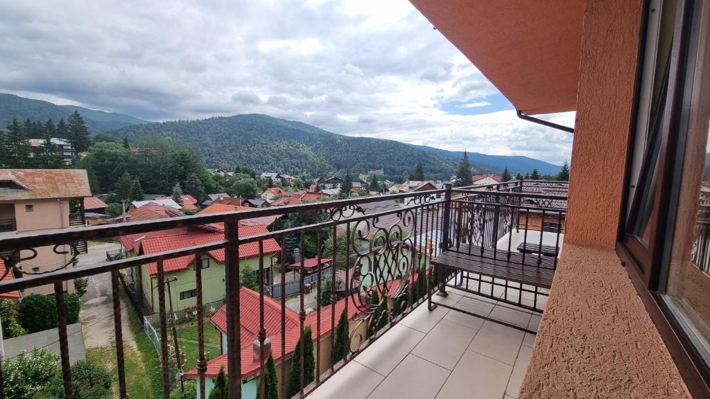 Nespecifikovaný výhled na hory nebo výhled na hory při pohledu z hotelu