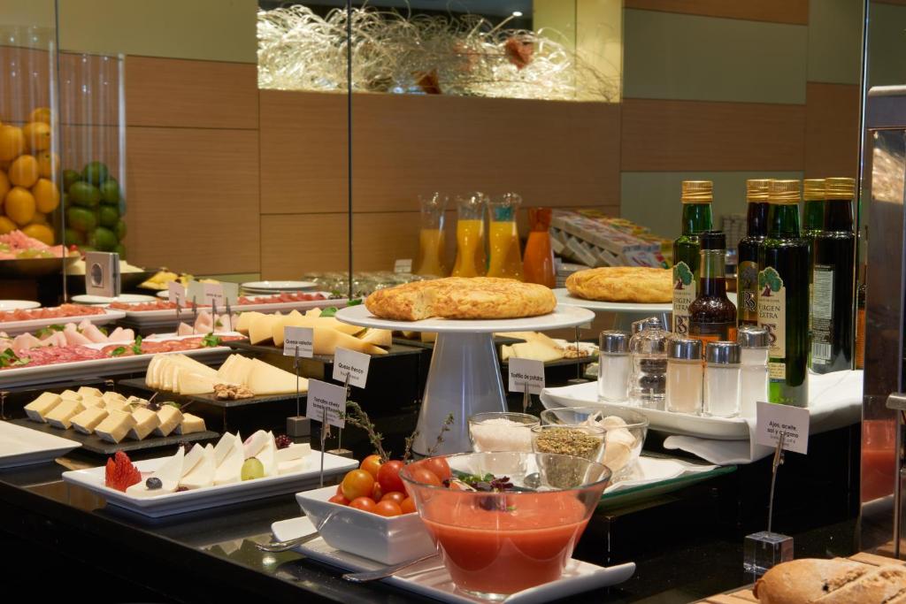 Comida en o cerca de este hotel