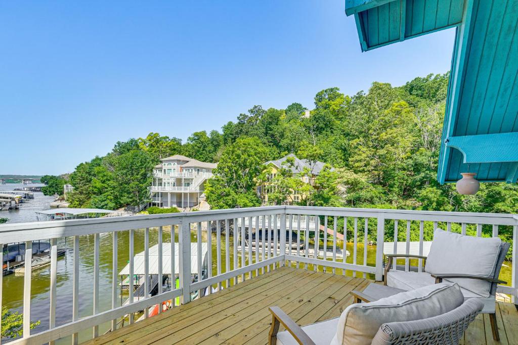 Μπαλκόνι ή βεράντα στο Private Dock and Fire Pit Camdenton Retreat!