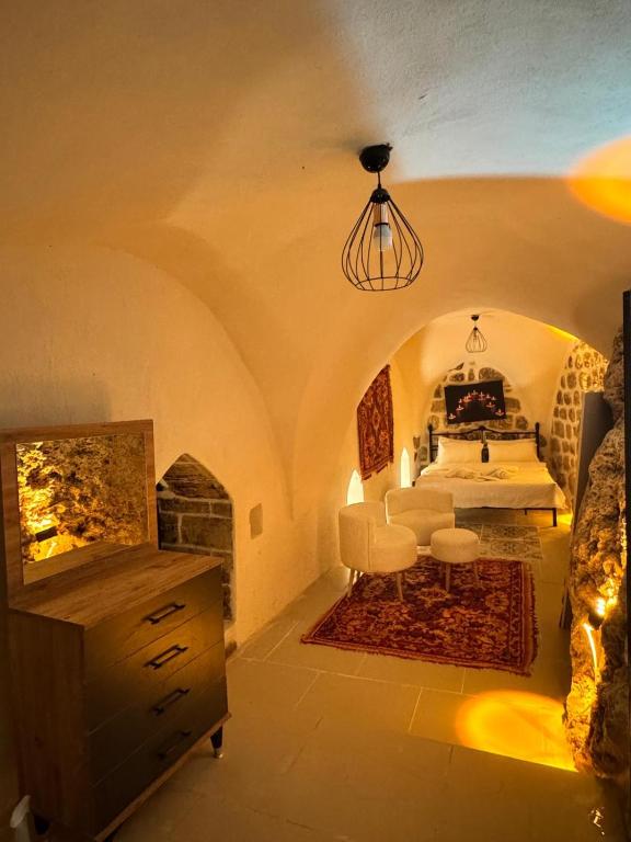 马尔丁masis konağı的带床和壁炉的客厅