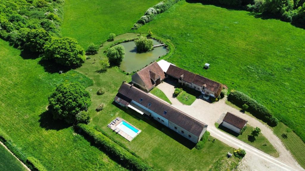 una vista aerea di una casa in un campo di Domaine Les Petits Augeons a Gien