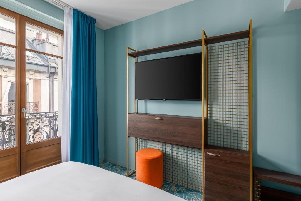 Postel nebo postele na pokoji v ubytování Marmont Hotel