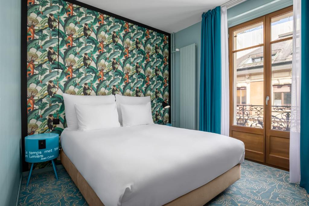 Postel nebo postele na pokoji v ubytování Marmont Hotel