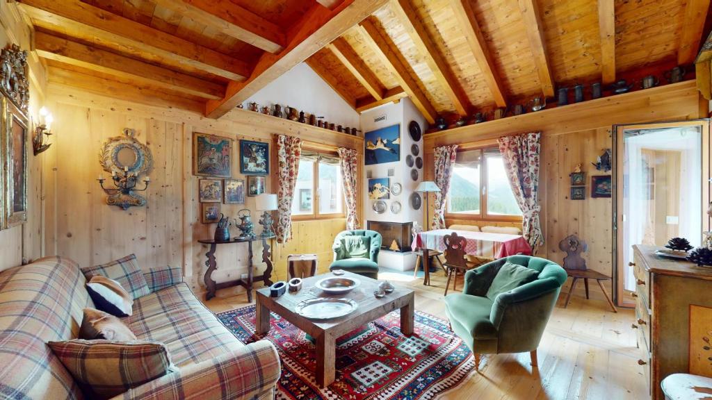 a living room with a couch and a table at Abitaziun Süls Ers 11 - Pontresina in Pontresina