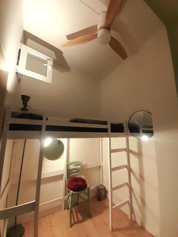 a room with two bunk beds and a ceiling fan at Accogliente stanzetta vicina al centro di Torino in Turin