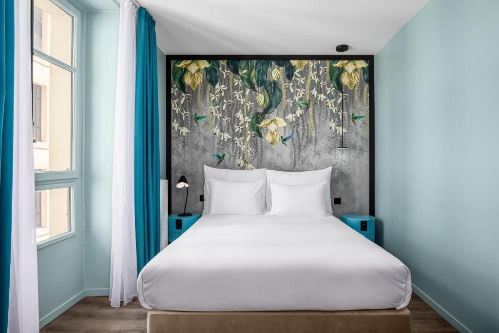 Postel nebo postele na pokoji v ubytování Marmont Hotel