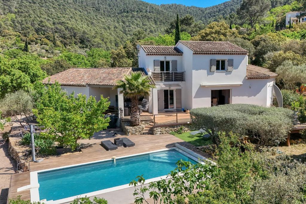 une villa avec piscine et une maison dans l'établissement Villa Provençale avec Piscine dans la nature, à Solliès-Toucas