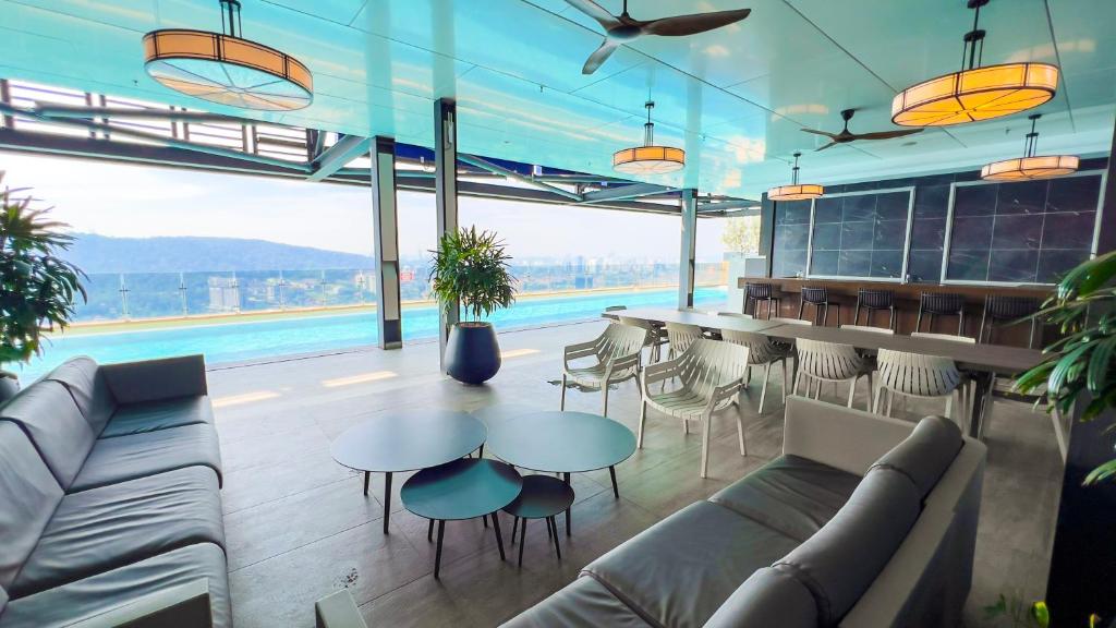 Bazén v ubytování 14 Mossaz skypool 5mins to 1U and Ikea atEmpire City by Light House nebo v jeho okolí