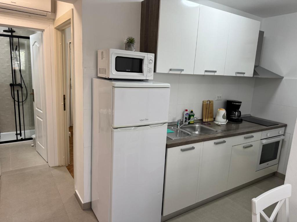Kuchyňa alebo kuchynka v ubytovaní Apartments Marta - Zadar - near the sea