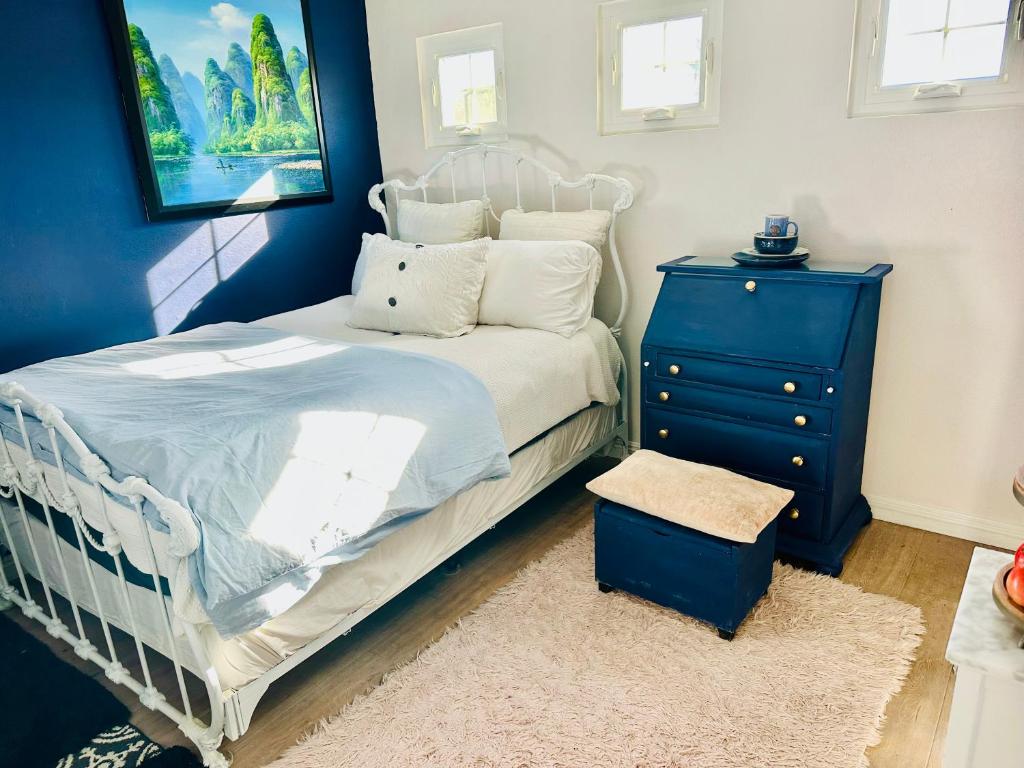 サンタバーバラにあるPrivate room in a 3 bed 2 baths condoのベッドと青いドレッサーのある青い寝室