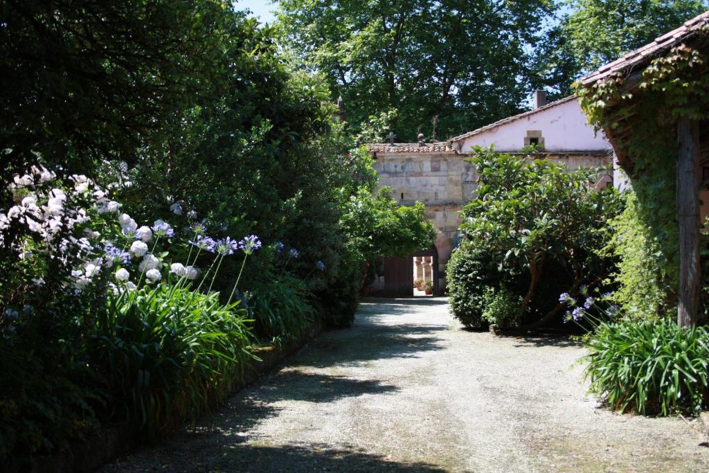 Κήπος έξω από το Palacio de Hualle