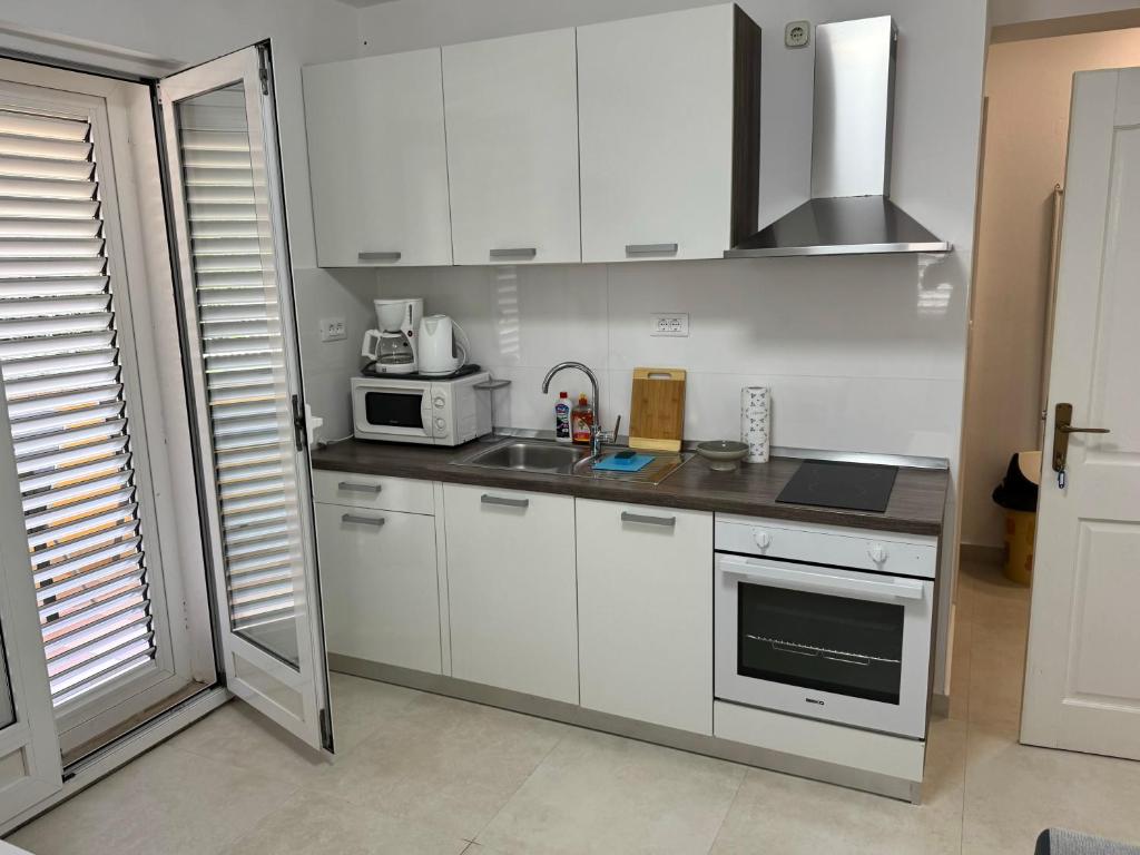 Kuchyňa alebo kuchynka v ubytovaní Apartments Marta - Zadar - near the sea