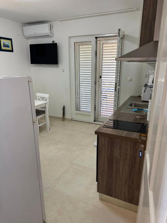 Kuchyňa alebo kuchynka v ubytovaní Apartments Marta - Zadar - near the sea