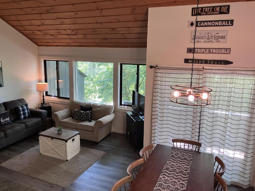 una sala de estar con una mesa y un sofá en The Mountain Escape, en Lincoln