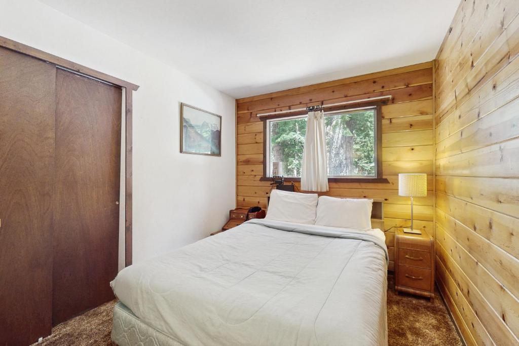Postel nebo postele na pokoji v ubytování Tahoma Getaway