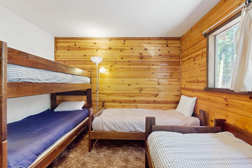 Postel nebo postele na pokoji v ubytování Tahoma Getaway