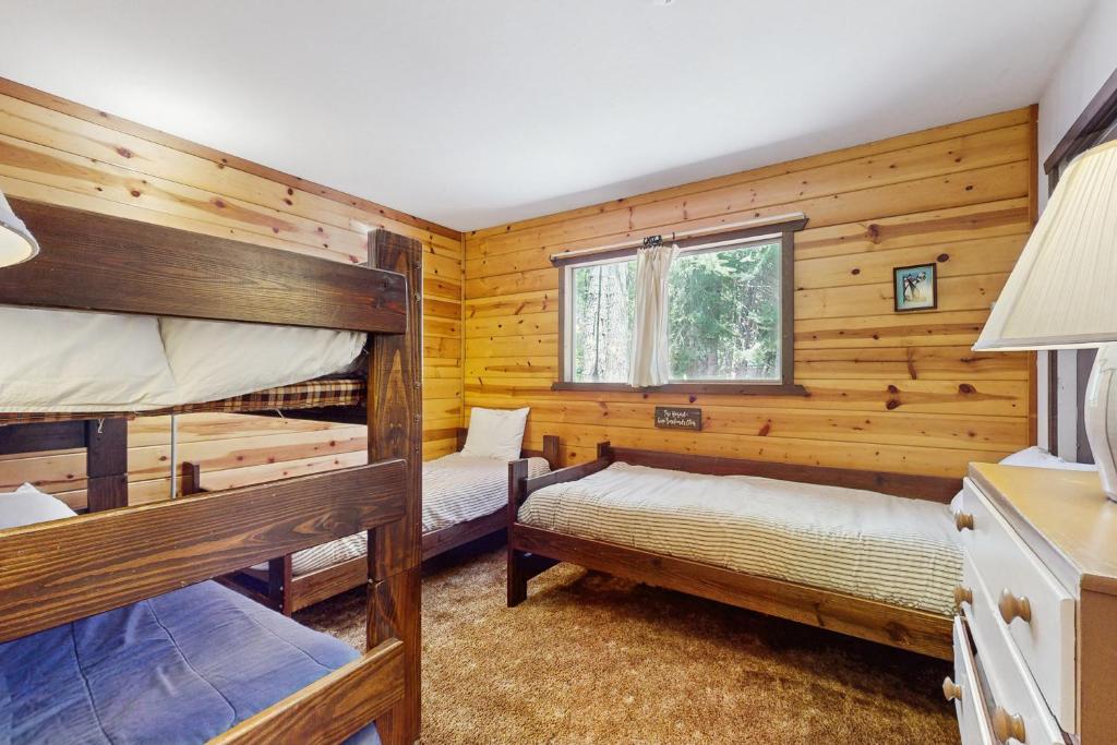Postel nebo postele na pokoji v ubytování Tahoma Getaway