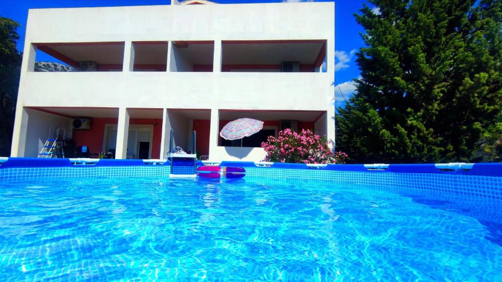 Bazén v ubytování Apartmani Anastazija nebo v jeho okolí