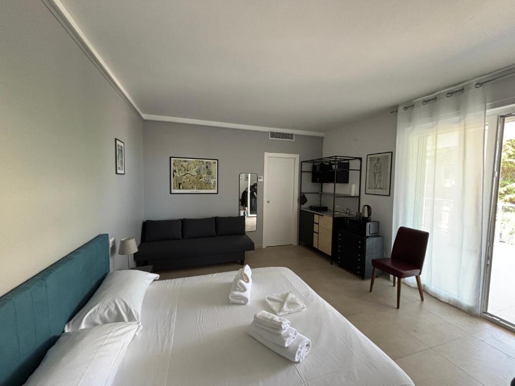 un salon avec un grand lit et un canapé dans l'établissement appartamenti Puglia by case Ninni, à Bari