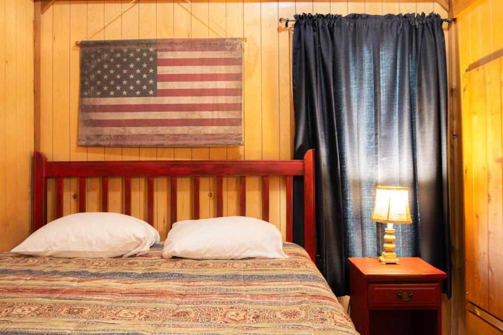 Postel nebo postele na pokoji v ubytování Lakeview Cedar Cabin - Uncle Sams Cabin - 3
