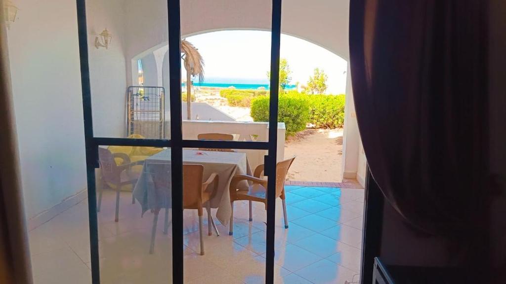 une salle à manger avec une table et une vue sur l'océan dans l'établissement Romantic Chalete قرية الغرندل, à Ras Sudr