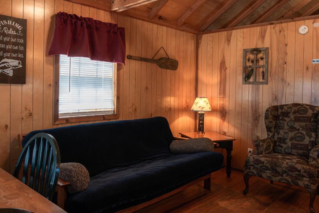 Posezení v ubytování Lakeview Cedar Cabin - Striper King - 5