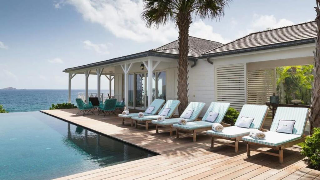 Architectural gem in the heart of a lush vegetation