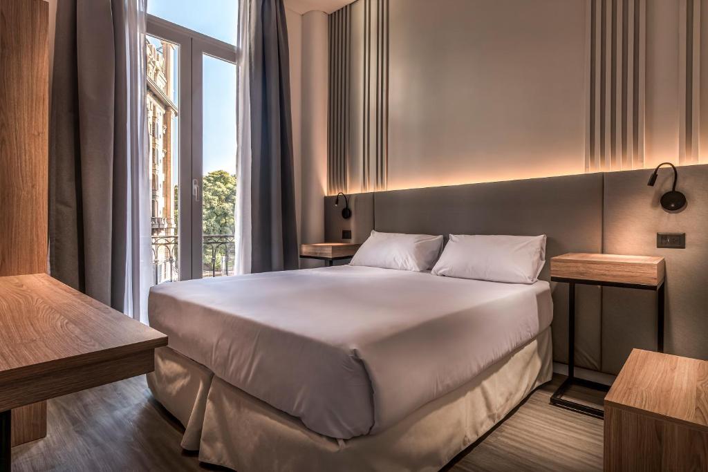 a bedroom with a large bed and a window at Up Central Córdoba in Buenos Aires