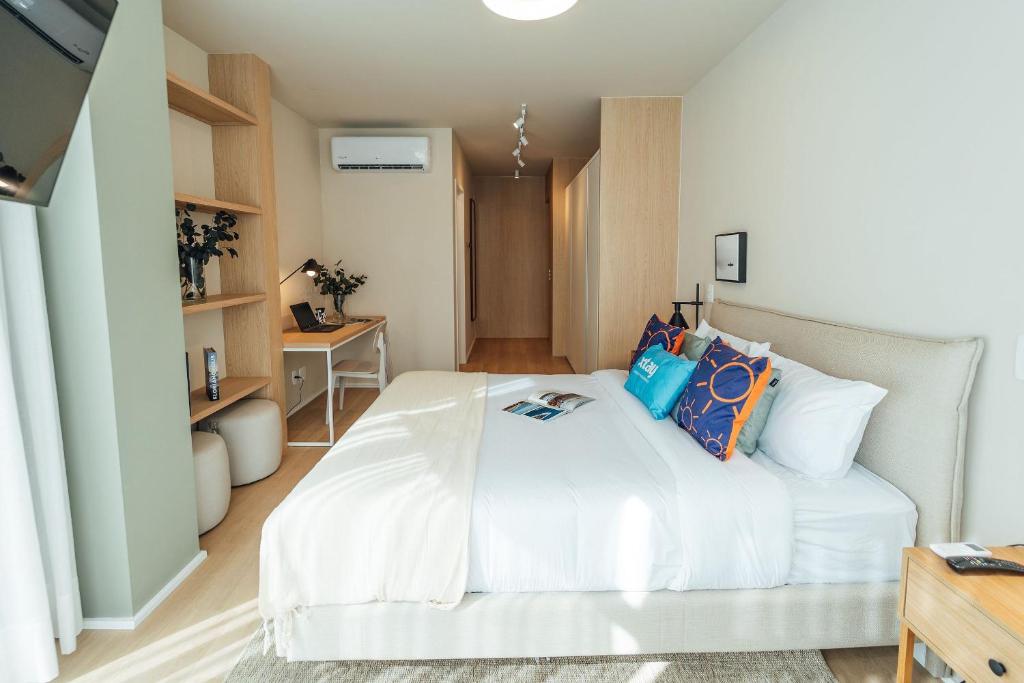 Ένα ή περισσότερα κρεβάτια σε δωμάτιο στο Fuji by Xtay - Estúdios completos no Centro, ao lado do Museu Histórico e mercado local