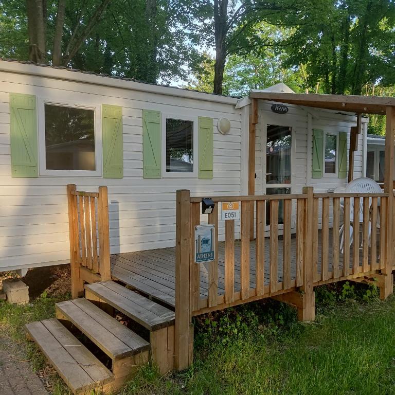 une petite maison avec un porche et une terrasse dans l'établissement Smart Home Athen mit Terrasse, Europapark, Rulantica 15min, à Boofzheim