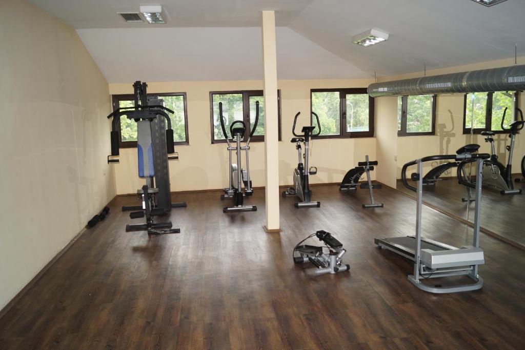 Fitness centrum a/nebo fitness zařízení v ubytování Hotel Kardjali
