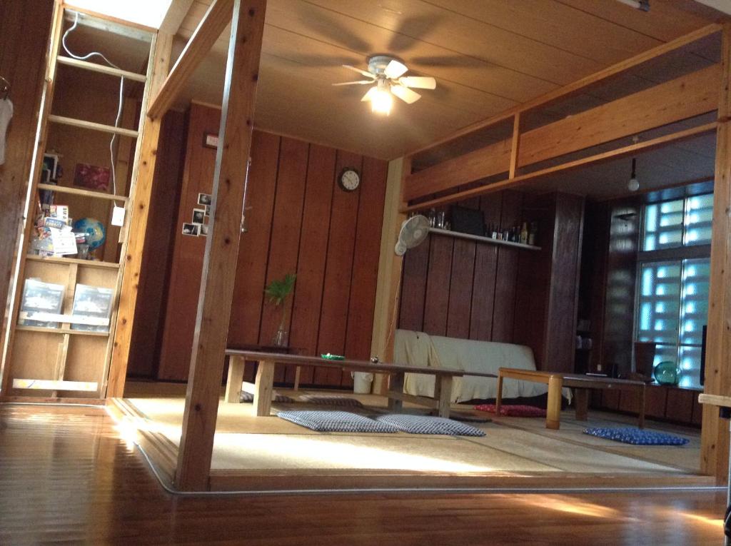 uma sala de estar com um beliche e uma mesa em Asahi Guest House em Naha