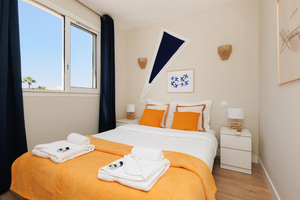 une chambre avec deux lits avec des serviettes dessus dans l'établissement VAUBAN appartement Antibes, à Antibes