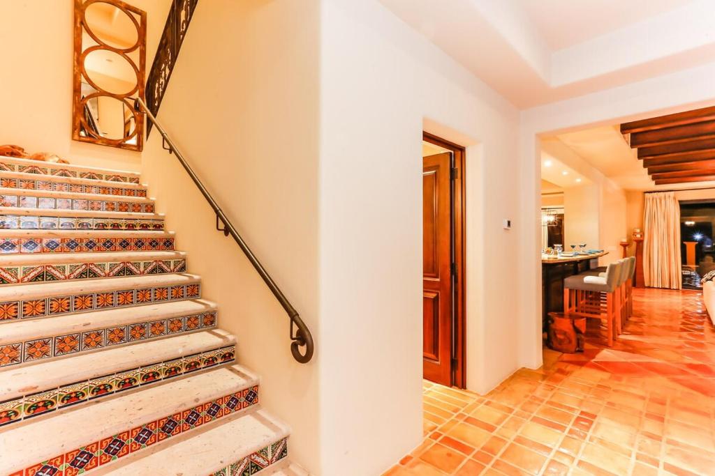 Penthouse-Style Luxury Condo W Free Parking - Airbnb - Penthouse Comfort With Private Access To Fitness Centers