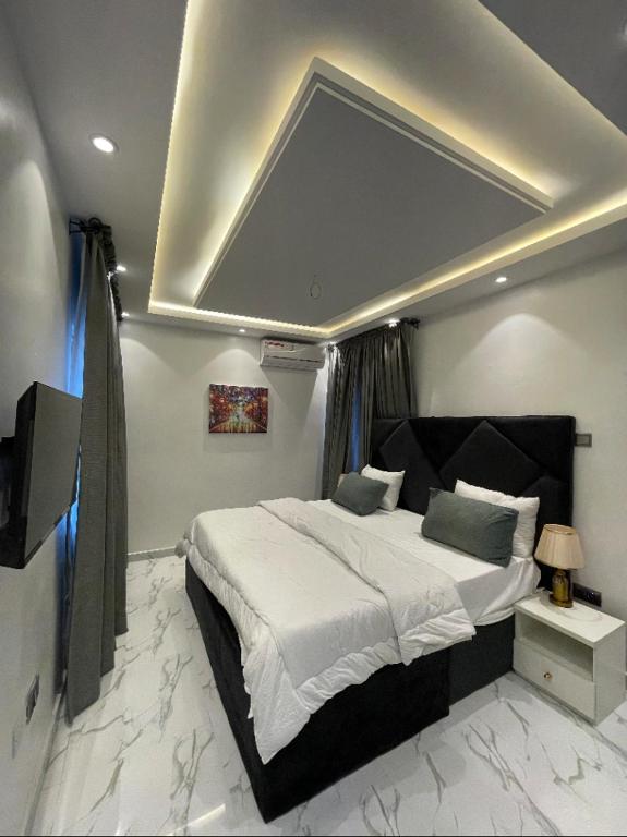 Postel nebo postele na pokoji v ubytování HOMEWORTH SPACES - Shortlet Apartmemt