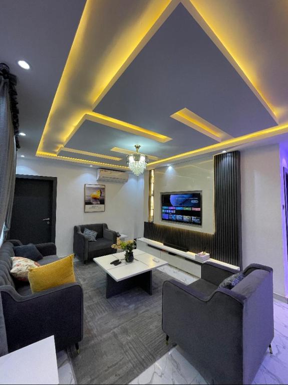 TV a/nebo společenská místnost v ubytování HOMEWORTH SPACES - Shortlet Apartmemt