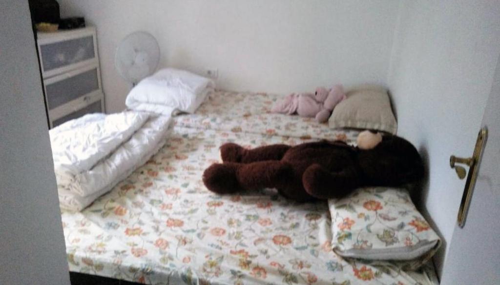 een knuffelbeer op een bed bij Altea - Bellaguarda in Altea