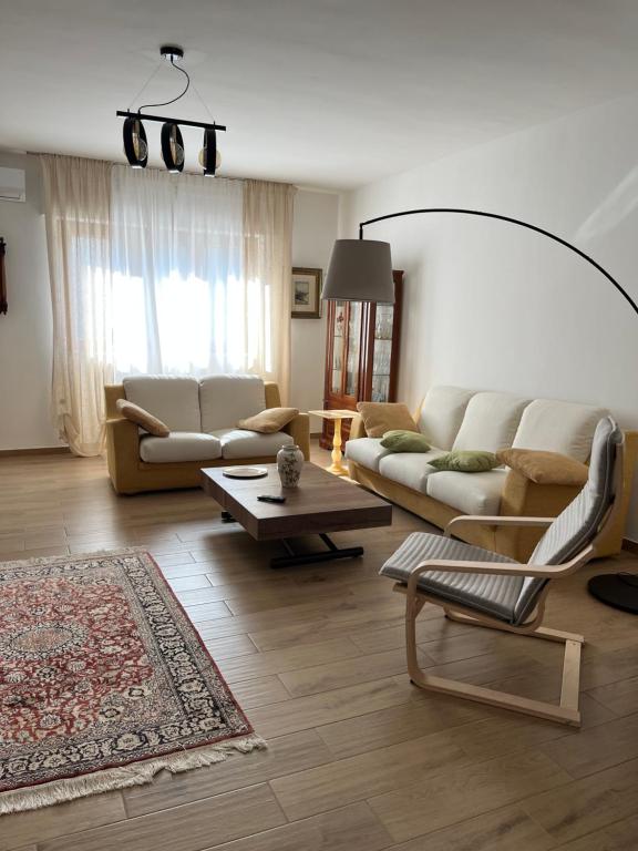 Una sala de estar con dos sofás y una mesa. en B&B Ginevra, en Taranto