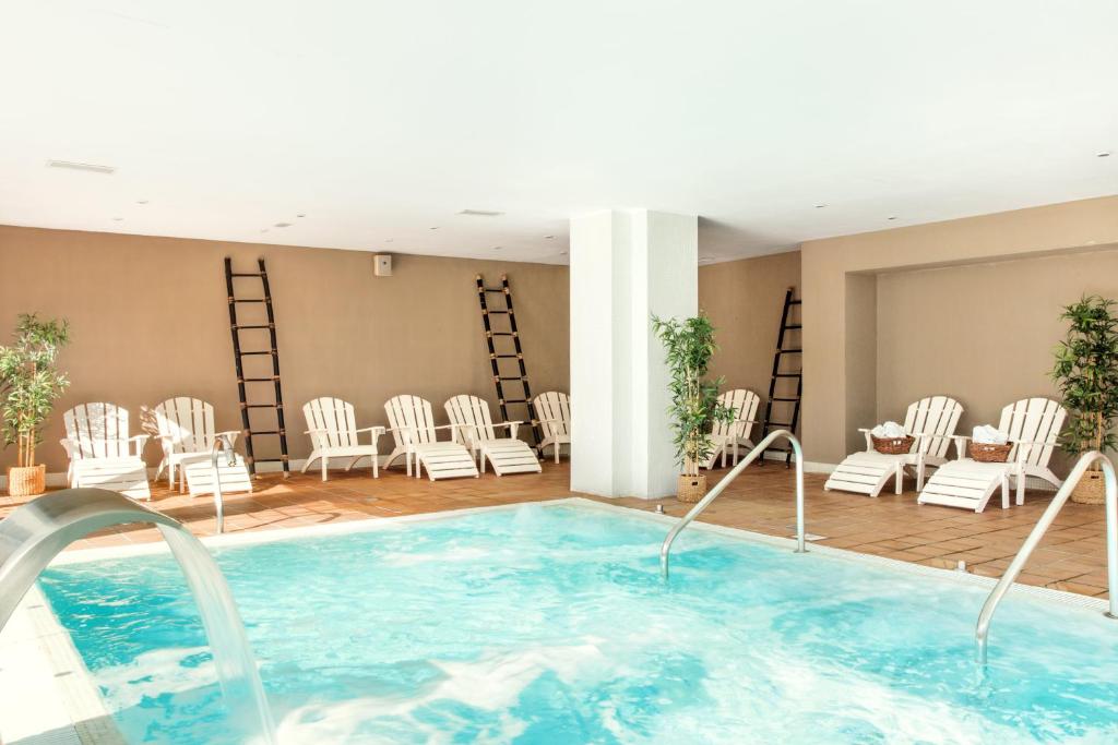 Bazén v ubytování Sunprime Atlantic View Suite & Spa nebo v jeho okolí