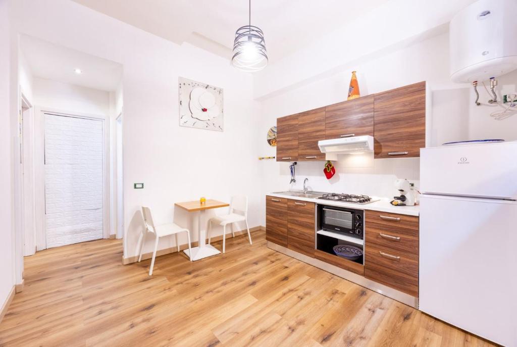 Kuchyň nebo kuchyňský kout v ubytování The First apartment