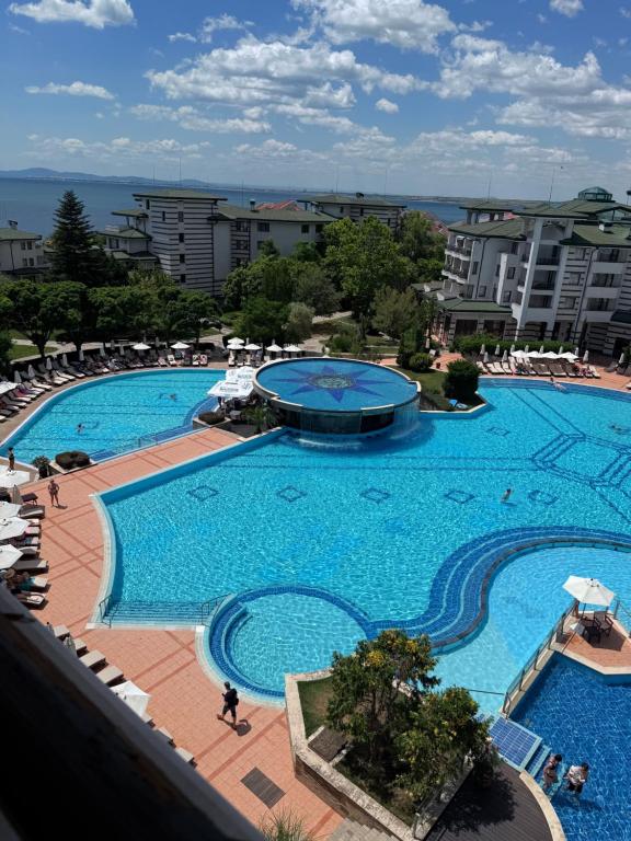 Πισίνα στο ή κοντά στο СПА Апартамент Сатен Равда