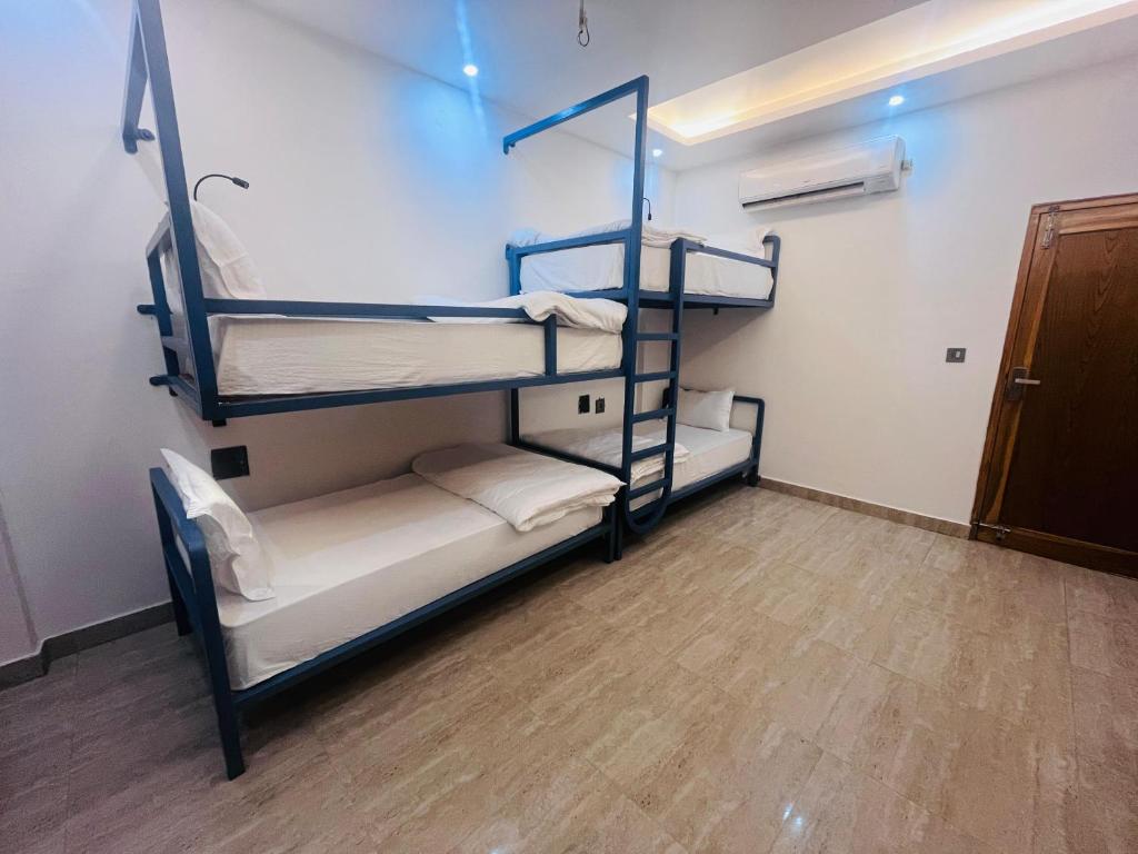 Postel nebo postele na pokoji v ubytování ECHOS HOTEL Rishikesh