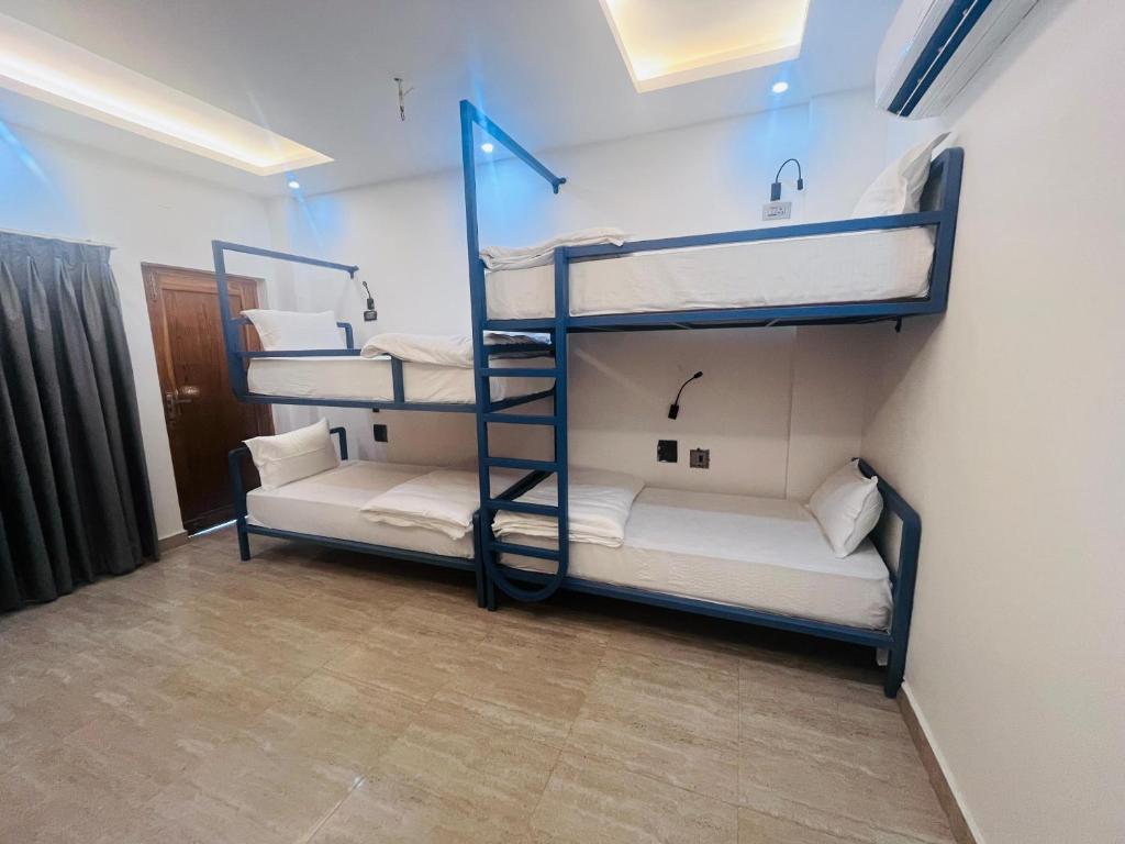 Postel nebo postele na pokoji v ubytování ECHOS HOTEL Rishikesh